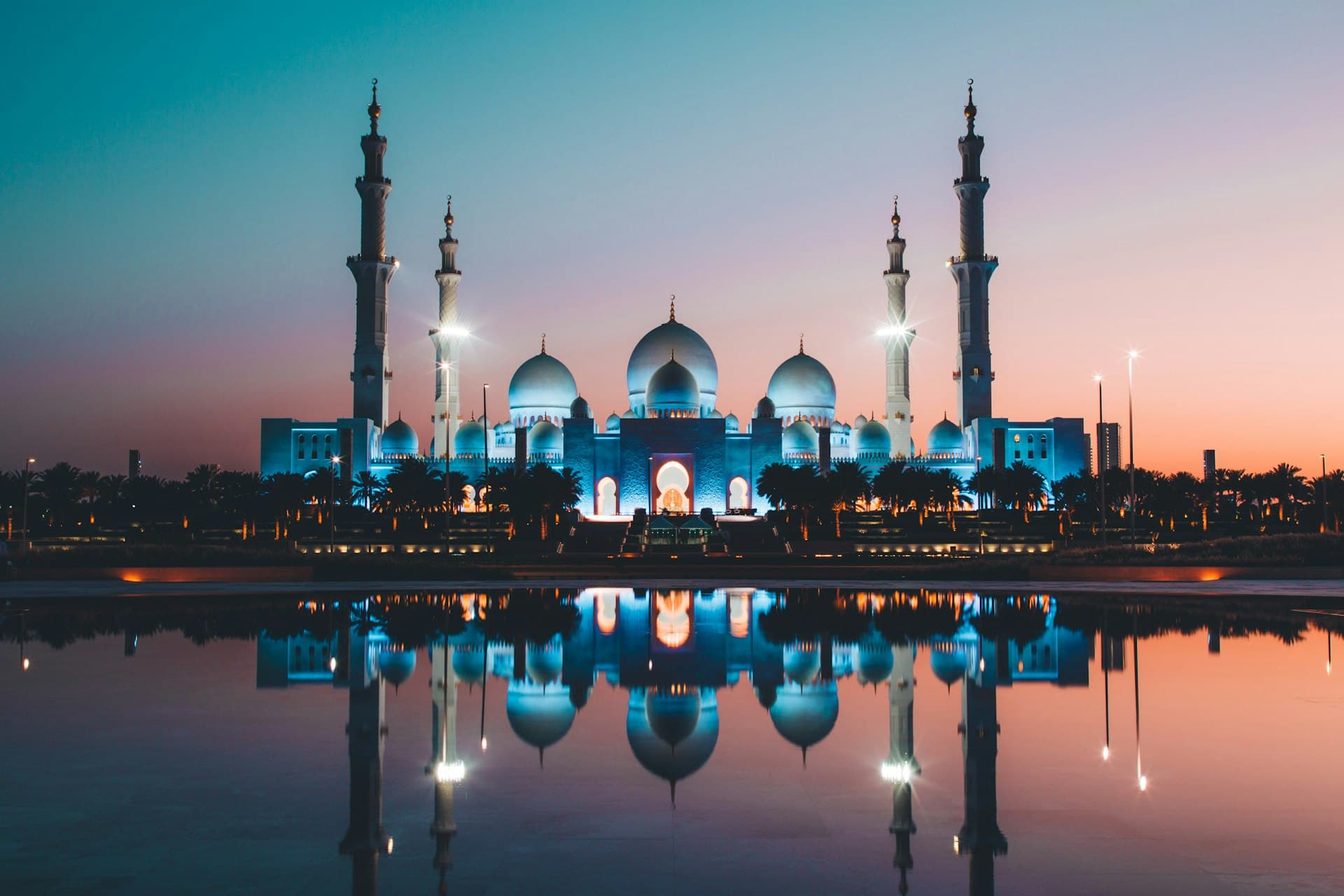 The Sheikh Zayed Grand Mosque in Abu Dhabi at dusk